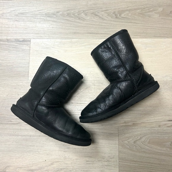 Ugg Boots Women 6 Black Leather Triana Seaweed Perforated Insulated Winter Snow - Picture 3 of 12